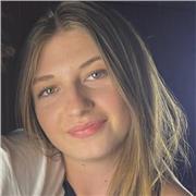 Estudiante universitaria en carrera bilingüe, ofrezco refuerzo en idiomas y asignaturas en primaria y ESO, y algunas en Bachiller.